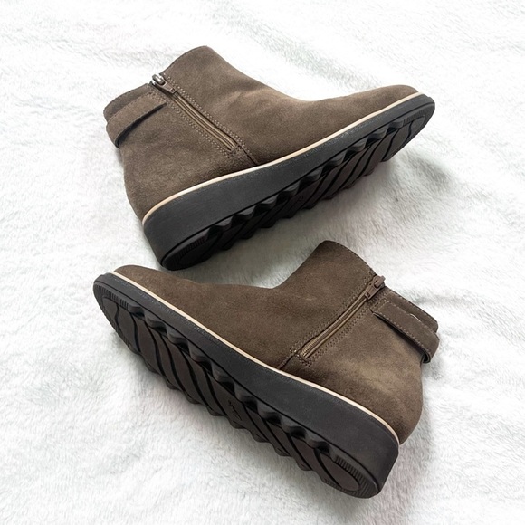 Clarks Sharon Suede Brown Tan Ankle Wedge Boots Almond Toe Women’s Sz 6 Booties - Picture 3 of 7